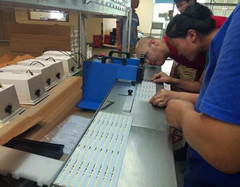 Τρία Β αυλακώνουν τον εξοπλισμό 0.6mm3.0mm PCB Depaneling τεμνουσών μηχανών πάχος